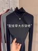 Camisa Negra Base con Cuello de Borrego y Forro Polar para Mujer, Nuevo Estilo Otoño e Invierno 2025, Top de Color Sólido Ajustado con un Diseño Elegante que te Hace Ver Más Delgada