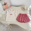 Conjunto de Chaleco sin Mangas con Cuello de Encaje para Niña Estilo 2026 con Elegantes Bloomers a Cuadros Rojos para Verano Conjunto de Dos Piezas