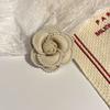 Diseño de nicho material de lana gruesa borde de perla flor de camelia sensación de alta gama broche moda exquisito broche francés corsage