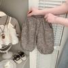 Traje de principios de otoño para bebé niña, elegante conjunto de tres piezas con tirantes superpuestos y camiseta base, pantalones casuales florales para bebé estilo coreano