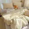 Conjunto de Roupa de Cama Quatro Peças de Lã de Cordeiro Espessa e Fofa Estilo Coreano, Simples Cor Sólida Quente Conjunto de Lençol e Capa de Edredom de Lã Coral