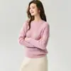 Suéter feminino GNC em mistura de fio, seda de amoreira e caxemira, com corte relaxed e solto, gola redonda, trança e design em renda.