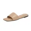 Novas Pantufas Femininas 2022 Estilo Coreano Moda Versátil Fundo Plano Tira Única Pantufas para Mulheres Verão Uso Externo Sandálias com Solado Macio Atacado