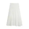 Conjunto elegante e delicado de top sem mangas com gola alta, botões com pedrarias e bordado vazado + saia midi de cintura alta em linha A