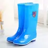 Botas de lluvia impermeables con suela de goma para mujer, botas de lluvia de tubo alto duraderas, zapatos de agua engrosados, antideslizantes, a la moda, universales para uso laboral de mujer