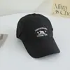 Boné de Baseball Versátil Estilo Coreano Bordado com Letra Aba Curta para Mulheres Primavera e Verão Nova Moda Casual Proteção Solar Bico de Pato