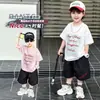 Conjunto de verano de manga corta para niños de marca moderna 2026 nuevo y elegante atuendo de dos piezas para niños, ropa de verano de moda para niños