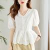 2024 Verano Nuevo Encaje Bordado Camisa de Manga Corta para Mujer Cintura Ajustada Look Delgado Camisa Pequeña Suelta Cuello en V Elegante Top Trendy