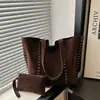 Bolso de hombro de terciopelo, bolso de mano para mujer primavera/verano, bolso tote grande de gran capacidad con tachuelas vintage transfronterizo, bolso casual para madre e hija al por mayor