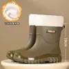 Nuevas botas de lluvia para mujer hasta la pantorrilla, impermeables, antideslizantes, resistentes al desgaste, zapatos de cocina de moda, forrados de felpa, cálidos, zapatos de goma engrosados, botas de lluvia