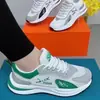 Zapatos Deportivos de Malla 2026 Transpirables Estilo Coreano Zapatos para Correr para Parejas Hombres y Mujeres Zapatos para Papá Nuevo Suela Suave Zapatos Fly-Knit Venta al por Mayor