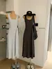 Wgwe9284 Roupas Femininas Shisanxing de Guangzhou 2026 Verão Novo Estilo Petite Vestido Estilo Colete Gola U Cintura Marcada