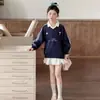 Conjunto de Roupa para Meninas Primavera e Outono 2026 Moda Estilo Coreano Estilo College Moletom com Decote em V e Conjunto de Saia de Renda para Crianças Mais Velhas