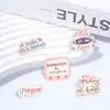 Broche de texto com tema rosa transfronteiriço emblema de metal com citação em inglês acessório para roupas exóticas mochila pino