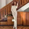 Vestido de Punto de Alta Gama Color Albaricoque Estilo Francés para Mujer, Colección Otoño 2026, Transfronterizo, Ceñido a la Cintura, Hombros Descubiertos, Bodycon Largo