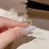 Anel Quadrado Brilhante de Zircônia Açúcar Pérola Luxo Leve Feminino Nicho Luxo Leve Exquisito Empilhável Temperamento Aberto Ajustável Anel de Dedo