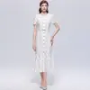 Vestido de renda de manga curta com gola redonda, adornado com strass, com faixa para acinturar em laço, saia midi estilo sereia emagrecedora, mesmo estilo de blogueira estrangeira