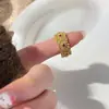 Anillo de Flor Hueca de Lujo Luz Dorada, Diseño Vintage Estilo Palacio, Anillo Abierto, Joyería Versátil de Moda y Alta Gama