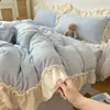 Conjunto de cama de quatro peças em veludo de leite com relevo tridimensional estilo francês totalmente fosco, espessado para o inverno, capa de edredom em veludo coral, lençol de baixo e lençol de cima