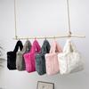 Bolso de mano de invierno de gran capacidad, nuevo estilo, moderno y popular, sencillo y esponjoso, informal, bolso de mano textil combinable.