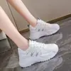 Tênis dad sneaker de malha populares de Bai Zhenhe, sapatos brancos para mulheres, leves, versáteis, respiráveis, estilosos, tênis de corrida com sola grossa