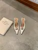 []2026 Otoño Nuevas Sandalias Europeas y Americanas de Punta Fina Tacón Kitten sin Espalda Hebilla Metálica Zapatos de Mujer