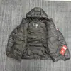 Chamarra acolchada ligera, delgada, con capucha y mangas desmontables de la marca Goose, logo redondo, adecuada para actividades al aire libre, esquí y uso casual, con un estilo funcional