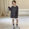 Camiseta de Manga Longa com Estampa de Letras Estilo Coreano para Meninas, Primavera 2026, Top Casual Simples Soltinho, Moda Transfronteiriça Tendência