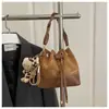 Bolsos para Mujer 2025 Nuevo Otoño e Invierno Letra Bolsos de Mujer Nicho de Gama Alta Bolso de Hombro de Gamuza Bolso Cruzado Tipo Cubo