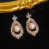 Pendientes Cruzados Transfronterizos Europeos y Americanos de Flor de Zirconia y Botón de Perla de Cobre Vintage, Pendientes Versátiles de Moda de Lujo Ligero de Gama Alta
