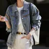 Después de pasar por múltiples procesos, esta chaqueta vaquera de algodón 100% con lavado vintage es fácil de combinar y es un estilo corto de la nueva colección para mujer para el otoño de 2026