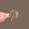 Broche de Caballo Moneda Roja para Mujer, Año del Zodiaco, Diseño Nuevo, Exquisito Pin Accesorio