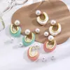 Brincos Europeus e Americanos Transfronteiriços de Pérola Irregular de Cor Branco-Cremoso com Formato Especial em C para Mulheres, Moda de Alto Padrão, Brincos Simples