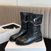 Nuevas botinetas estilo retro 2026 con diseño que aumenta la altura, que cuentan con una hebilla de cinturón, tacón grueso, suela gruesa, detalle plisado estilo western y estilo de bota de caballero.