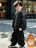 2407 Conjunto de Roupas de Inverno para Meninos 2026 Novo Lindo Elegante Jaqueta de Couro Espessa Forrada com Lã Infantil Roupa Externa Conjunto de Três Peças Tendência de Inverno