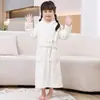 Roupão Infantil Pijama de Coral Fleece Absorção de Água Secagem Rápida Desenho Animado Fofo Celebridade da Internet Amigo da Pele Confortável Pulôver com Capuz