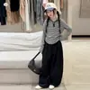 Conjunto de Roupa de Outono para Meninas 2026 Novo Estilo para Crianças Maiores: Conjunto Casal Infantil Duas Peças: Moletom Listrado com Zíper Meio e Calça Foice