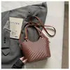 Bolsos Tejidos Coreanos de Nicho Estilo Ins Moda Tendencia Chic Bolsos Cruzados Bolsos de Mano Simples Versátiles Bolsos Cubo