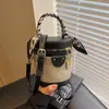 2026 Nueva Bolsa Pequeña Versátil Retro Bolso Cruzado de Moda para Primavera y Otoño Bolso de Cubo de Mano de Nicho Bolso de Moda para Mujer