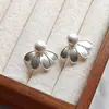 Déjame Brillar: Pendientes de Perla en Forma de Pétalo con Aguja de Plata del Mismo Estilo de Xu Yan, Pendientes de Lujo Ligero de Gama Alta, Accesorios de Oreja de Moda para Mujer al por Mayor