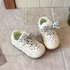 Zapatos Infantiles Forrest Gump 2026 Otoño Nuevos Tenis de Encaje de Lunares para Niñas Accesorios de Dibujos Animados para Niñas Zapatos Casuales