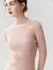 Suéter 100% cashmere puro para mulheres, com gola alta discreta, corte ajustado e design em tricô, perfeito como uma camada base quente para o outono e inverno.