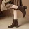 Botas de Cano Curto Quadradas Retro Camurça Salto Bloco Femininas 2026 Outono/Inverno Novo Estilo Francês Temperamento Botas Curtas Zíper Traseiro Botas Emagrecedoras