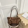 Bolsa de axila retrô de camurça outonal, versátil para mulheres, estilo coreano, design de nicho, adequada para o trajeto diário, exala um toque sofisticado e luxuoso, bolsa de ombro tote leve