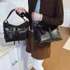 Bolso Cruzado de Hombro Vintage de Gran Capacidad para Viajes y Uso Diario 2026 Otoño, con Acabado de Alta Gama, Bolso Tote Cruzado de Nicho