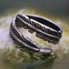 Anillo Decorativo de Ala Ovillo de Acero es Moderno y Versátil, con un Estilo Minimalista Europeo y Americano, Hip-Hop Clásico Irregular y una Sensación de Alta Gama