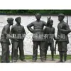 Escultura Externa de Fibra de Vidro Cor de Bronze de Soldado do Exército Vermelho da Oitava Rota, Estátua de Soldado para Tema de Museu Memorial da Guerra de Resistência, Escultura de Chão