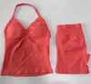 Conjunto deportivo de 2 piezas sin costuras para exteriores con top push-up acolchado de cuello halter y shorts de fitness plisados que realzan los glúteos para mujer