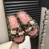 Pantuflas de interior para mujer, diseño de conejo de peluche, estilo moderno de una tira, estampado de leopardo, diseño de caricatura casual, doble cara antideslizante, punta abierta y con diseño hueco