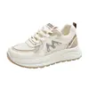 Zapatos de papá de suela gruesa color claro con letra M estilo coreano para mujer, nuevo diseño color-block 2025, zapatillas versátiles para correr, zapatillas deportivas de malla para estudiantes
